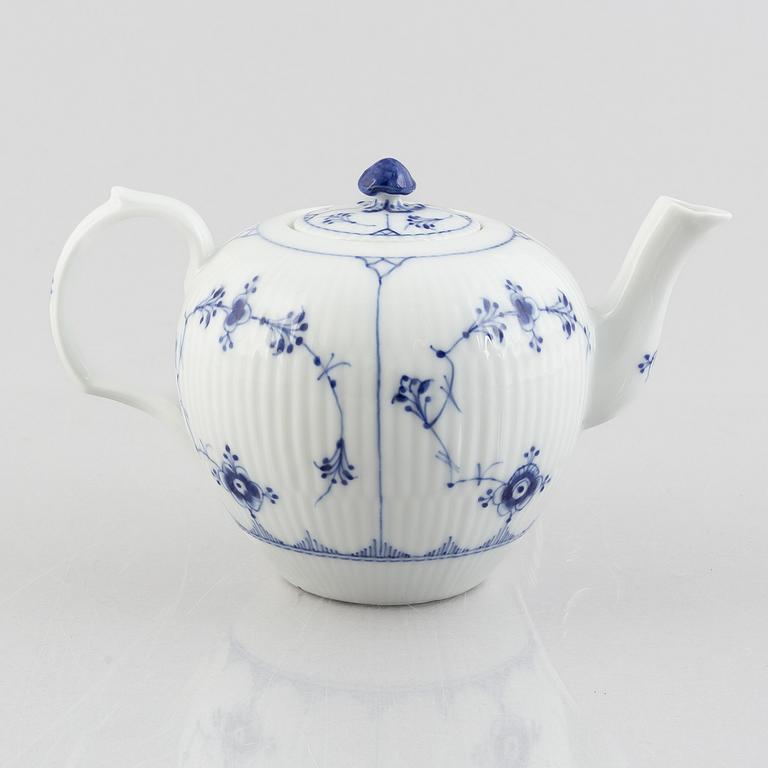 A 'Blue Fluted' / 'Musselmalet' porcelain teapot, Royal Copenhagen, model 251, 1898-1923.