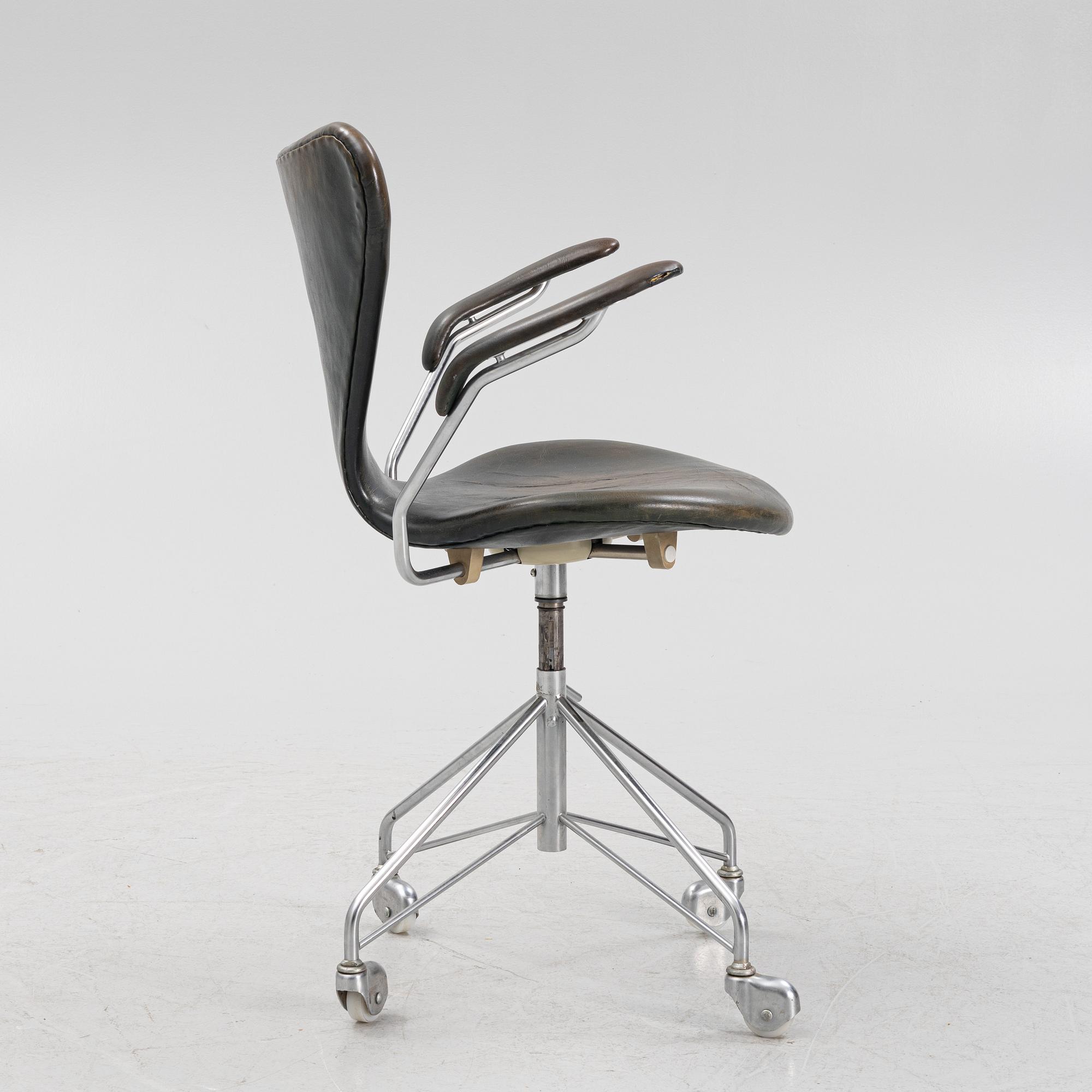 Arne Jacobsen, a 'Sjuan' swivel chair, Fritz Hansen, Denmark 1970.