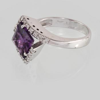 RING, 18K vitguld med briljantslipade diamanter, 0.18 ct samt fasettslipad ametist. Vikt 6,3 gram.