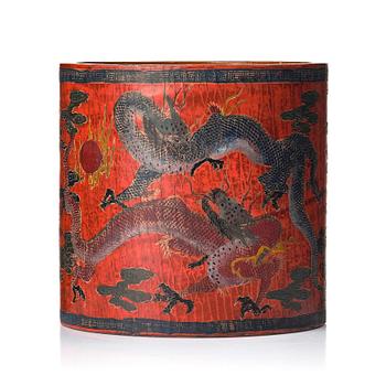 1005. A lacquered brushpot with dragons, Qing dynasty (1644-1912).