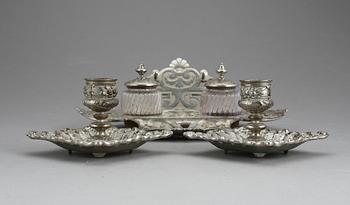 SKRIVBORDSUPPSATS, 3 delar, förnicklat gjutjärn, Jernbolaget Eskilstuna, tidigt 1900-tal.