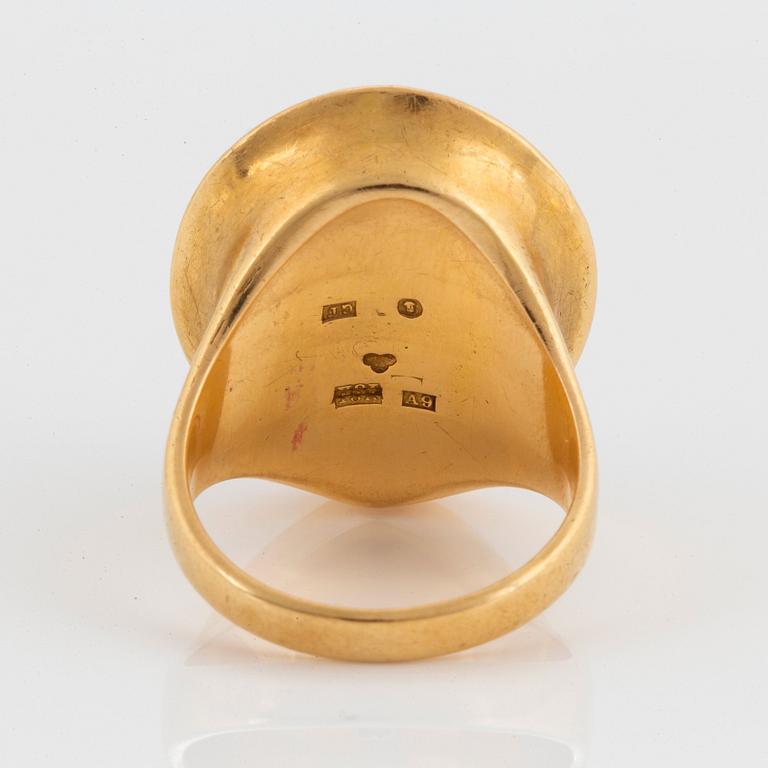 A Borgila 18K gold ring set with a turqoise.