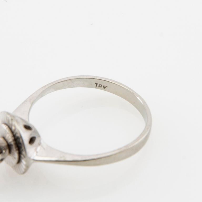 Ring 18K white gold set with a round brilliant-cut diamond.