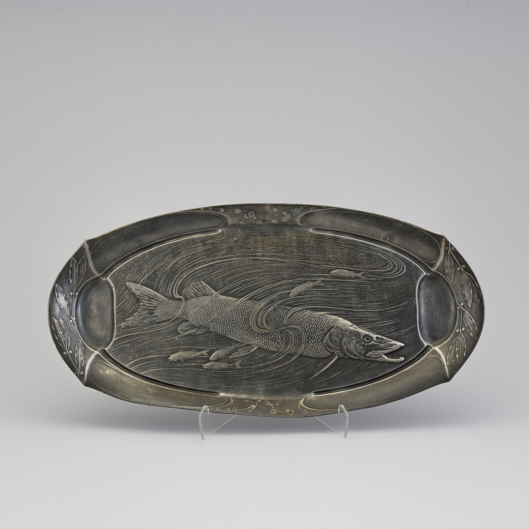 A fisch platter by Bitter & Gobbers Imperial Zinn, early 20th century.