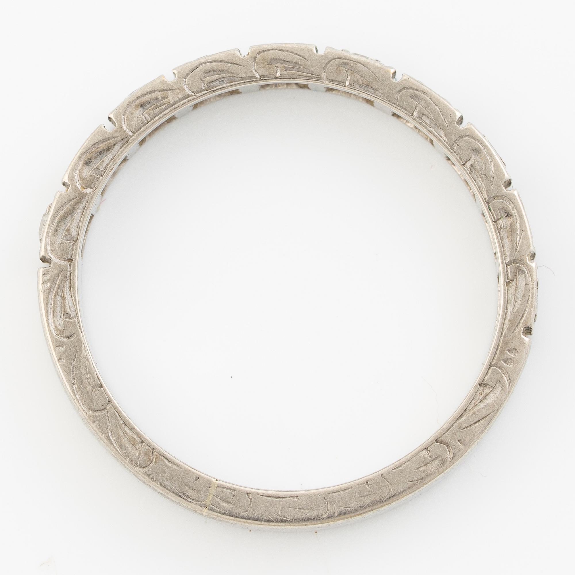 Alliance ring, 18K white gold set with small eight-cut diamonds.