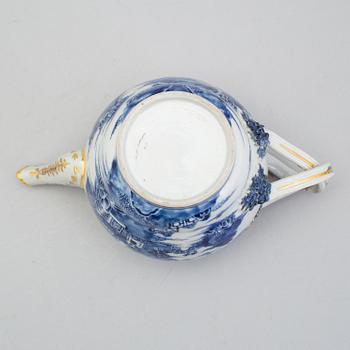 A Chinese export porcelain teapot and three dishes, circa 1800.