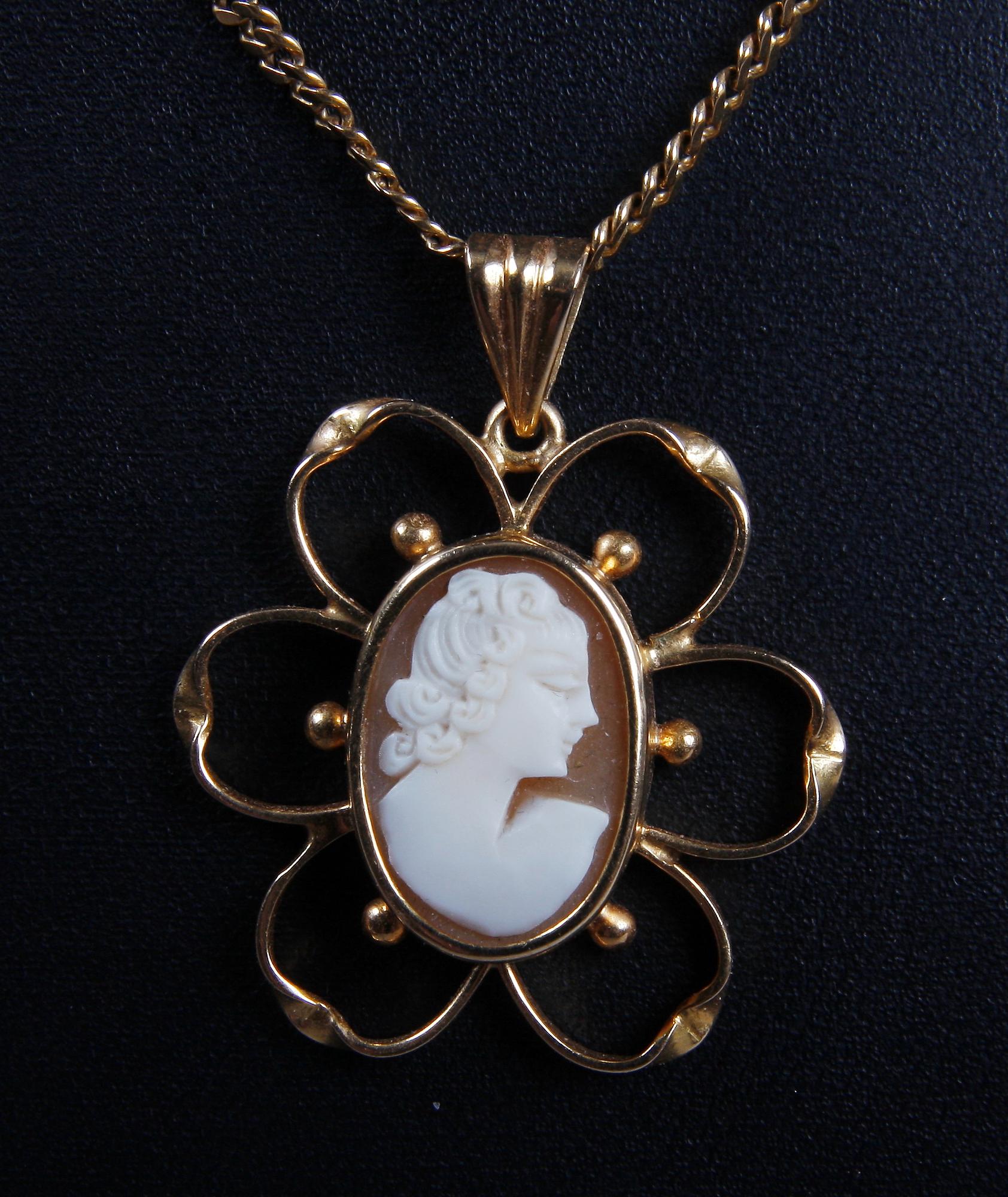 CAMÉ MED HALSKEDJA, guld 18K, bl a 1947, totalvikt 13,4.