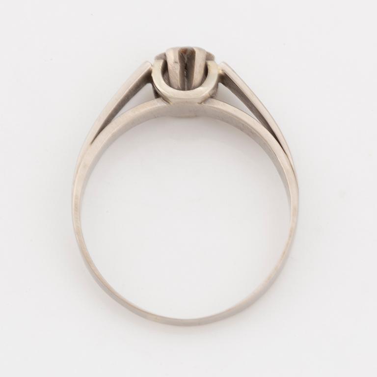 Ring, 18K vitguld med briljantslipad diamant.