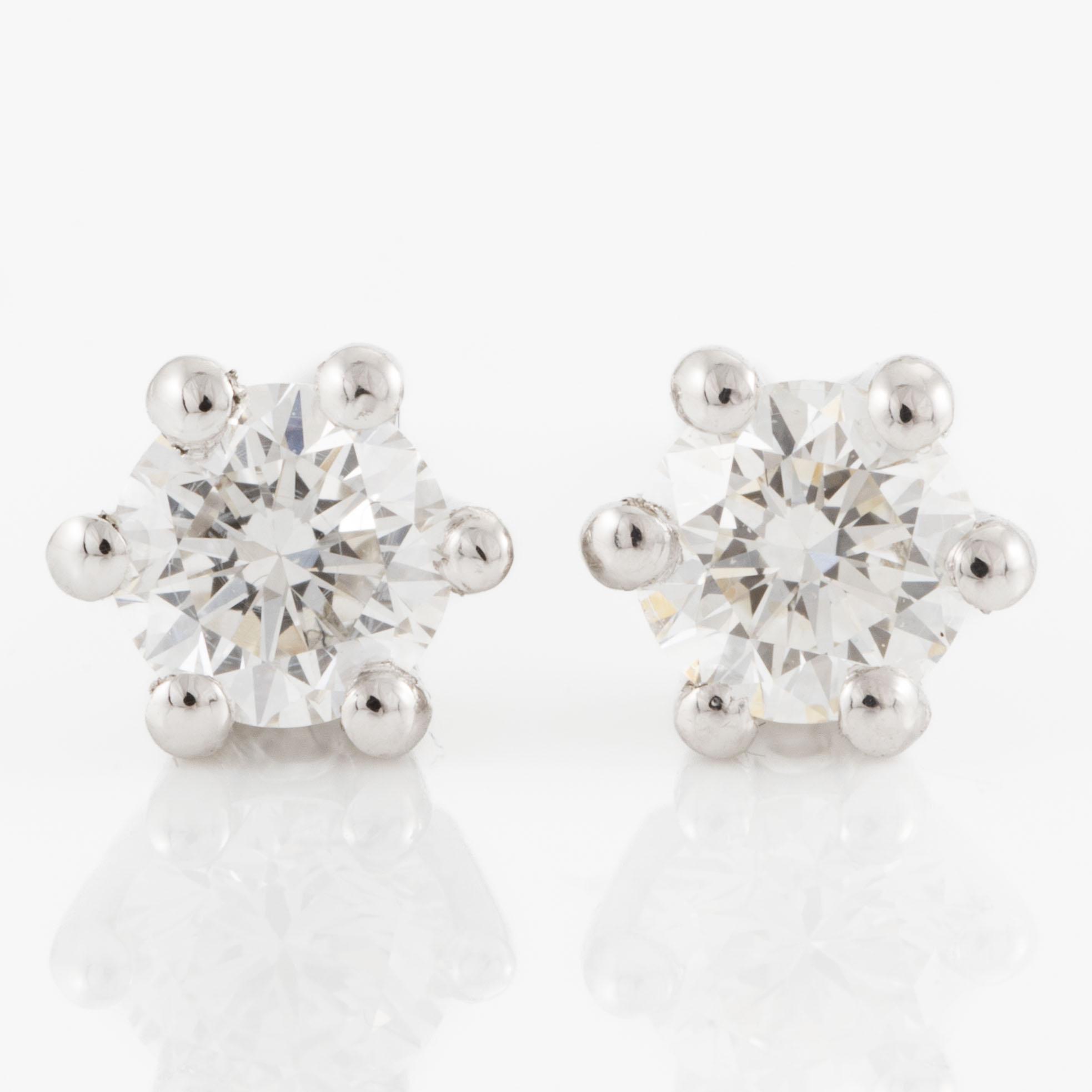 A pair of earrings in 18K gold set with round brilliant-cut diamonds.