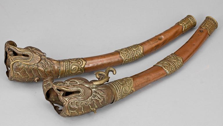 CEREMONIHORN, 2 st, mässing samt koppar, Tibet, trol 1800-tal.