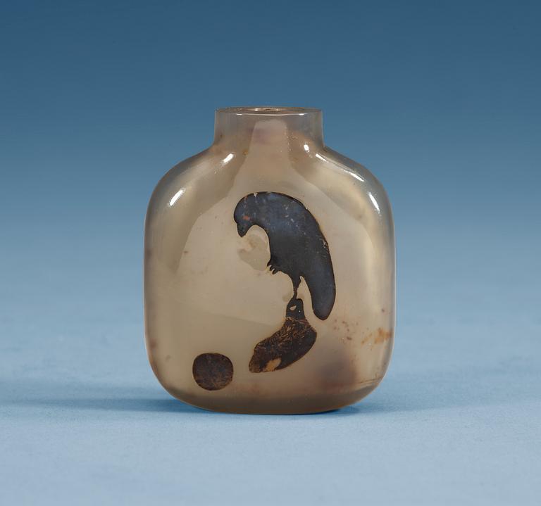 An agathe snuff bottle, Qing dynasty.