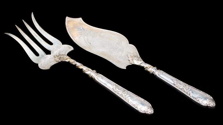 TÅRTBESTICK, i etui, silver, troligen tidigt 1900-tal.