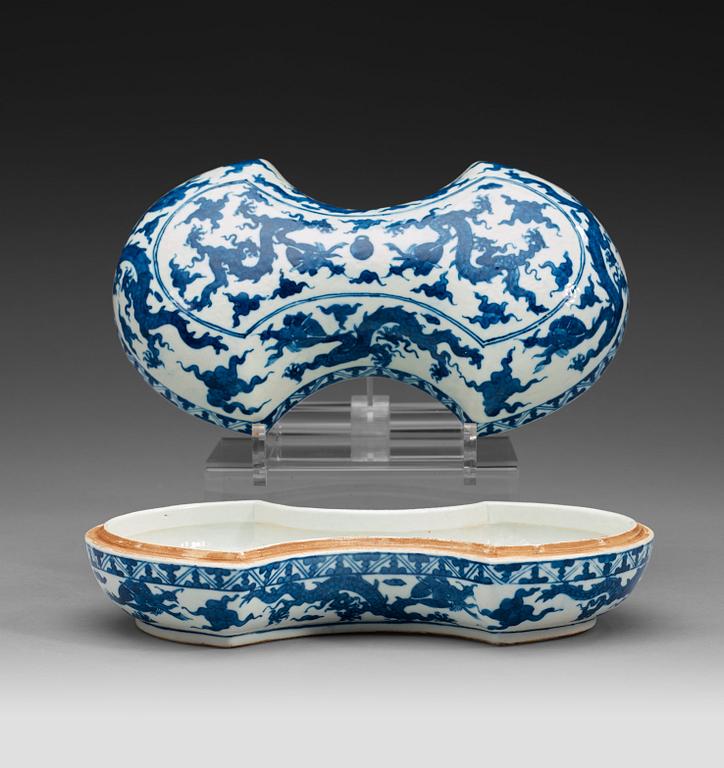 An ingot-shaped blue and white box with cover, Wanli six-character mark, Republic (1912-1949).