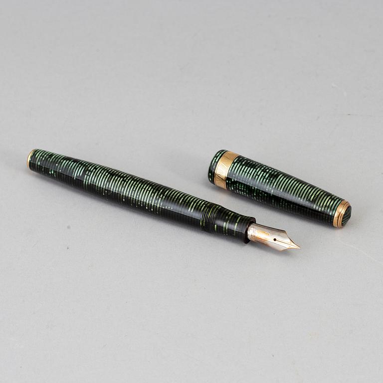 A Parker Vacumatic fountain pen, USA.