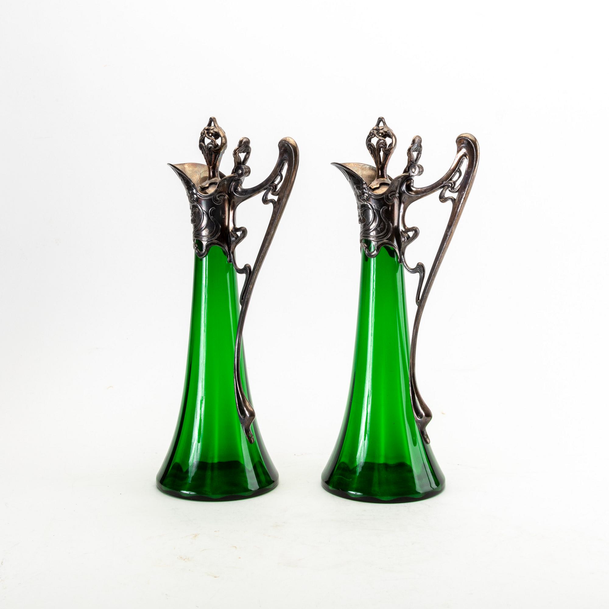 A pair of Art Nouveau glas and metall decanters, around 1900.