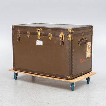 A suitcase, The Oshkosh Trunk, Company, Wisconsin, USA, early 20th Century.