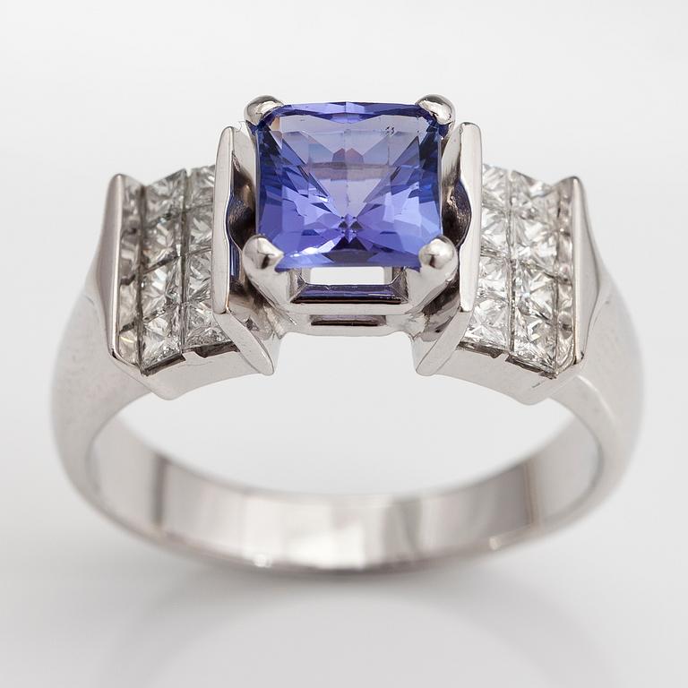 RING, 14K vitguld, tanzanit ca 2.76 ct, princesslipade diamanter ca 1.46 ct tot.