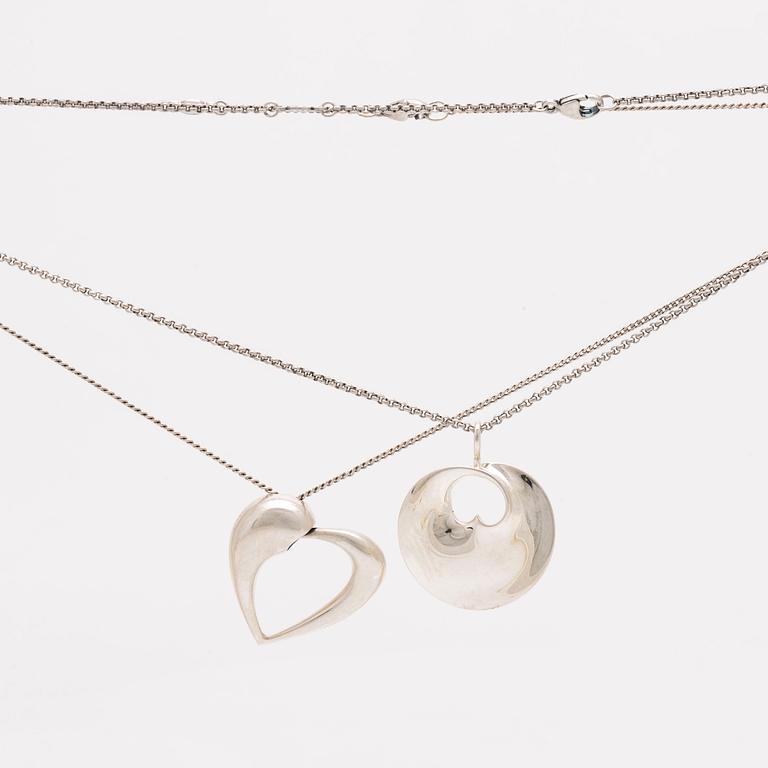 Georg Jensen 2 hängen med kedjor,sterling silver,  "Artist heart" av Karim Rashid, "Hidden heart" av Torun Bülow-Hübe.