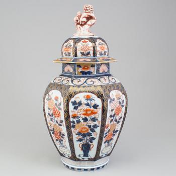 A Japanese imari vase with cover, Meiji period (1868-1912).