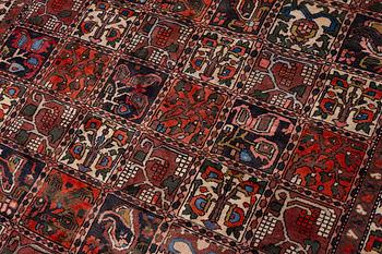 A Bakhtiari carpet a. 290 x 211 cm.