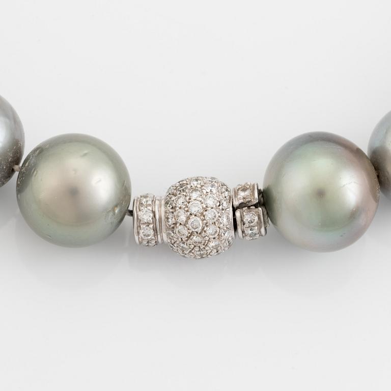 Collier med odlade Tahitipärlor och lås 18K vitguld med briljantslipade diamanter totalt ca 1,5 ct.