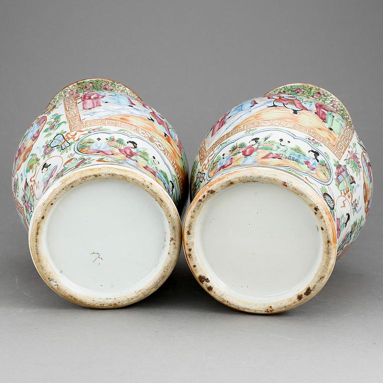 VASER, ett par, porslin, Kanton, Kina 1800-tal.