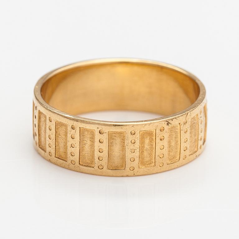 Sormus "Metsäpirtti", 18K kultaa. Kalevala Koru, Helsinki 2001.