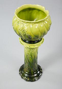 PIEDESTAL med YTTERFODER, majolika, 1900-talets första kvartal.