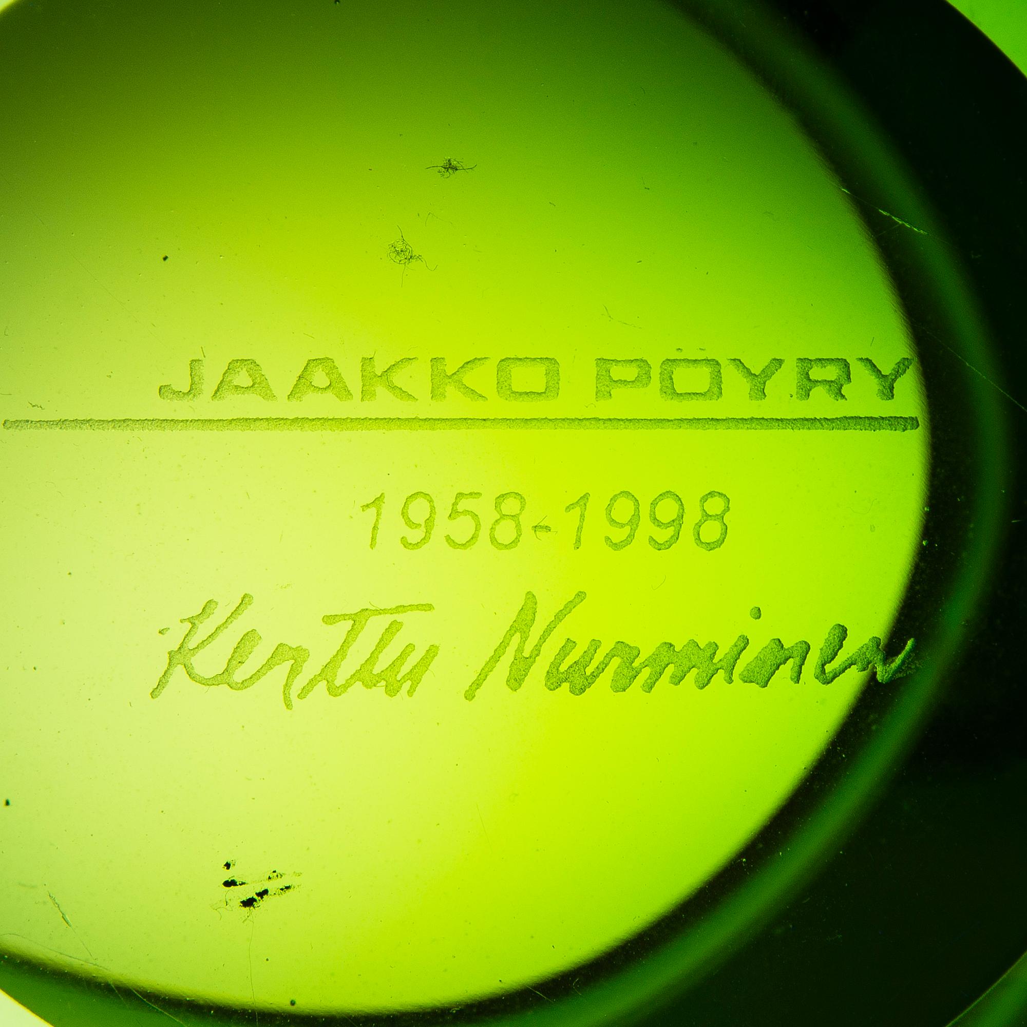 KERTTU NURMINEN, GLASFÖREMÅL, 2 st, signerade. Den ena med gravering Jaakko Pöyry 1958-1998 i bottnet.