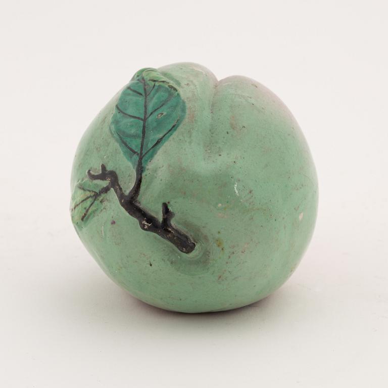 Offerfrukt, porslin. Kina, omkring 1900.