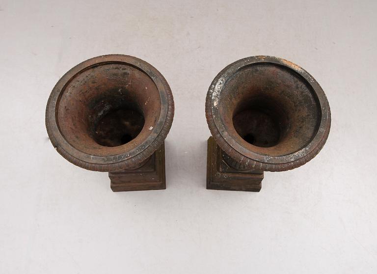 TRÄDGÅRDSURNOR, 1 par, 1900-talets andra hälft.