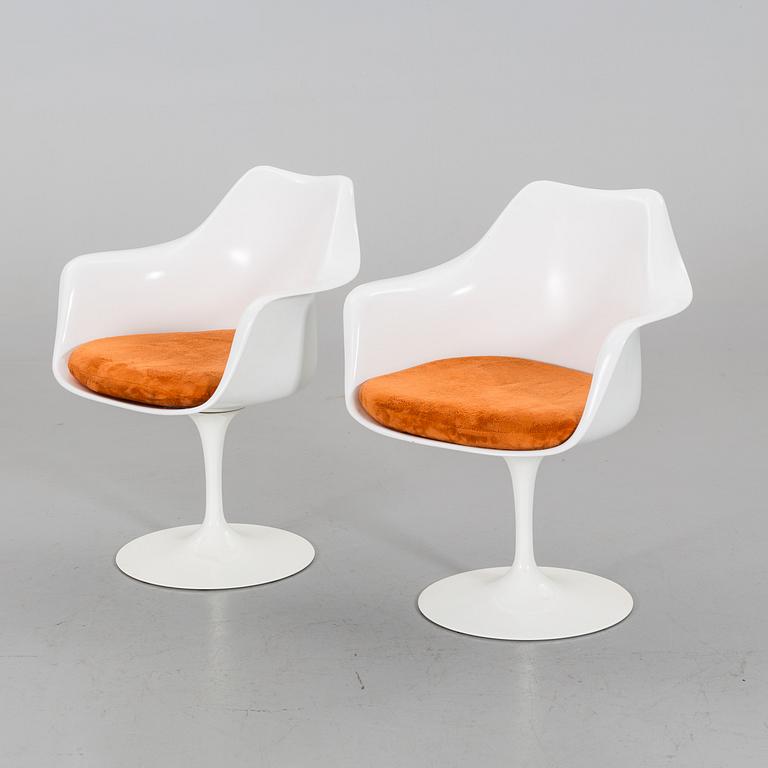 KARMSTOLAR, ett par, "Tulip", Eero Saarinen, Knoll Studio. Formgiven 1956.