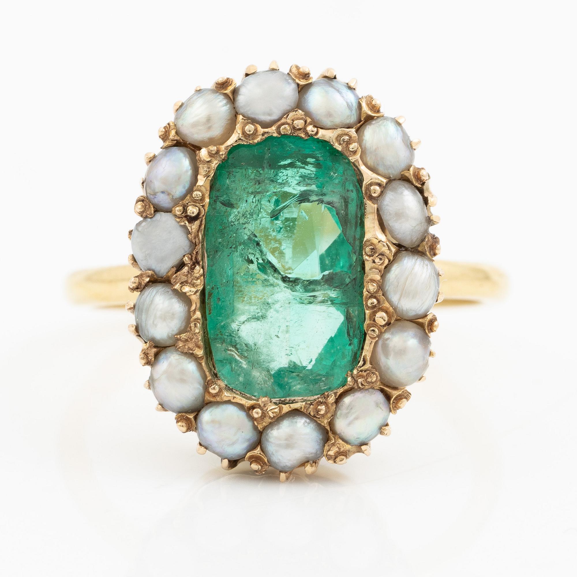 Ring in 18K gold with a cushion-shaped emerald and half pearls.