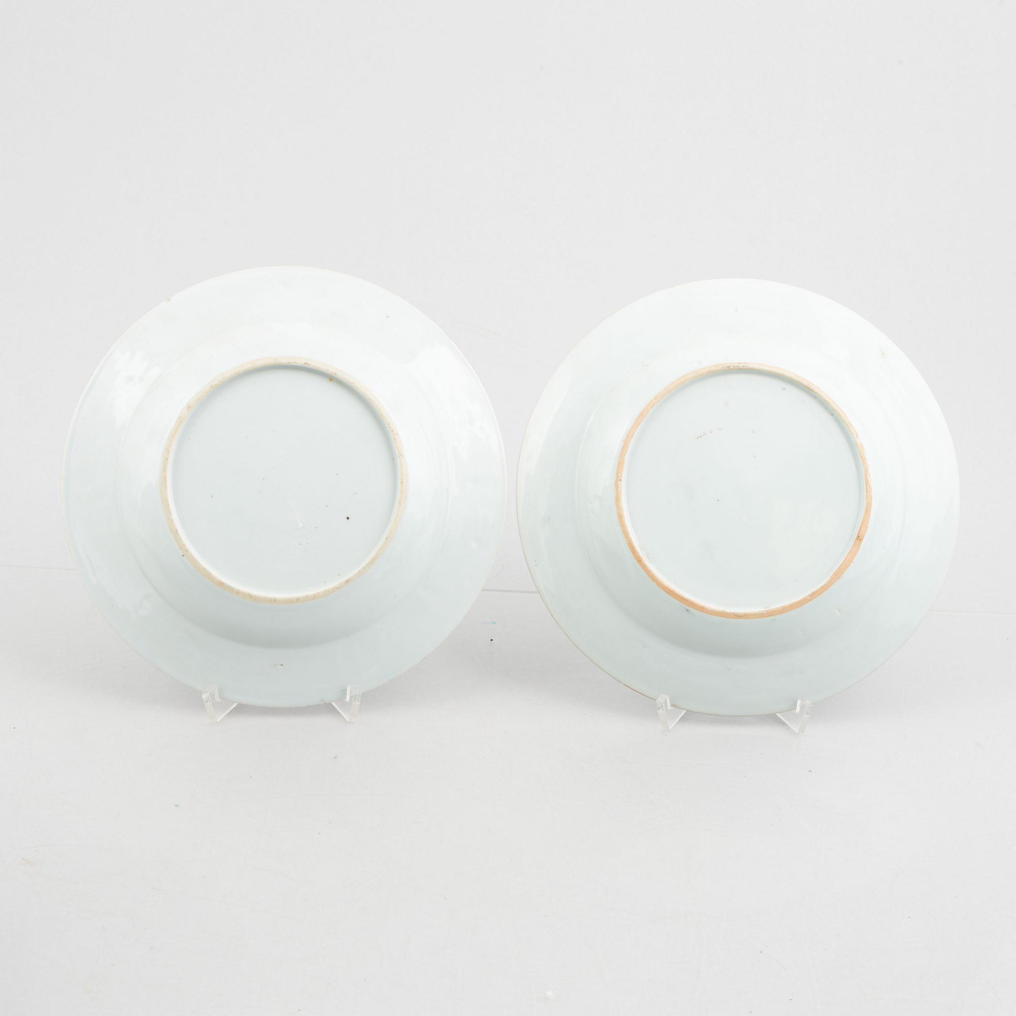 A set of eight Chinese export porcelain plates and two chargers, Qing dynasty, Qianlong (1736-95).