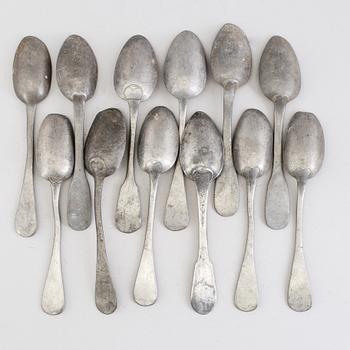 A SET OF TWELVE SIMILAR 18TH CENTURY PEWTER TABLESPOONS.