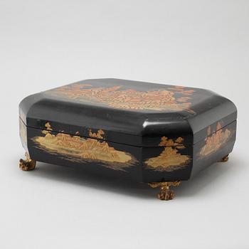 A lacquer box with cover, China, 20th Century.