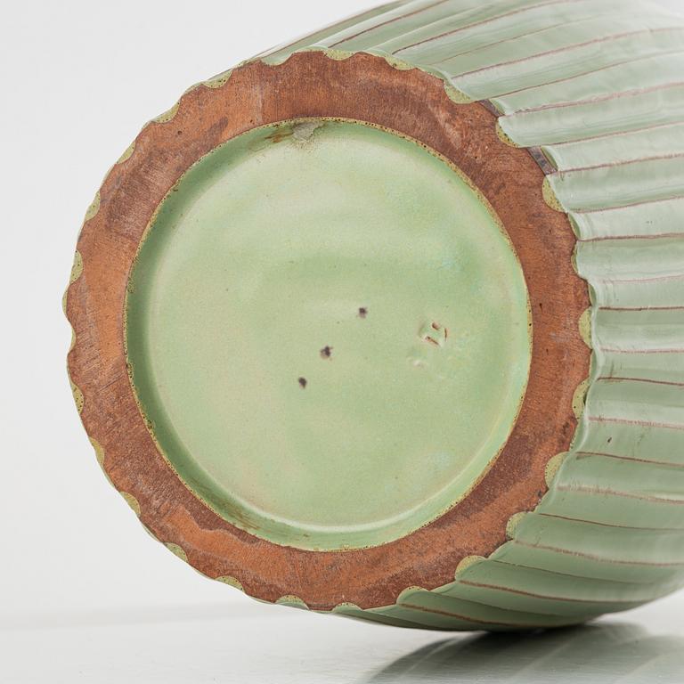 Vicke Lindstrand, a vase, Upsala-Ekeby, mid 20th Century.