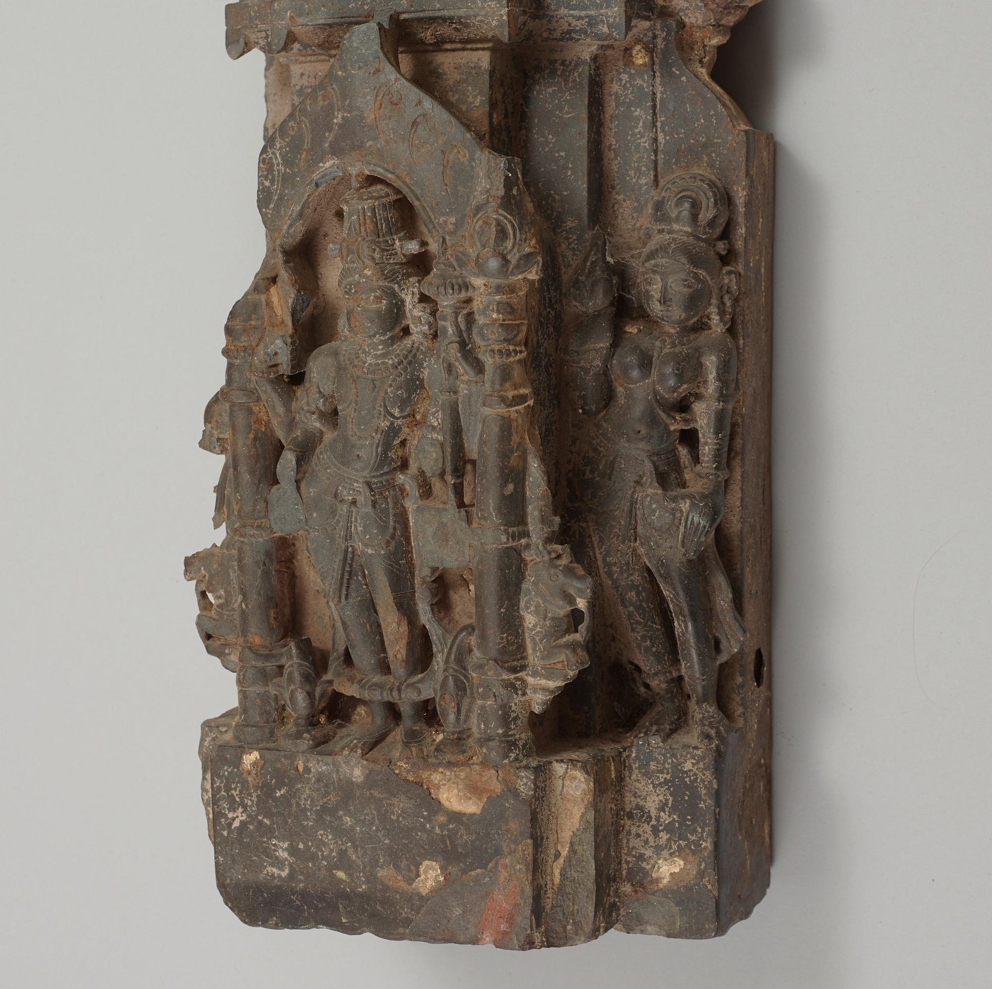 DEL av STELE, sten. Indien.
