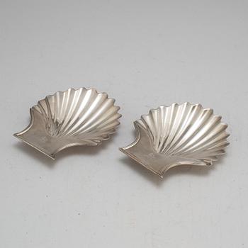 A pair of English 18th century silver butter shells, mark of John Köhler I, London 1792.