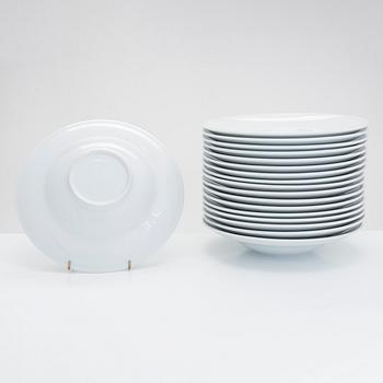 Syviä lautasia, 18 kpl, 2000-luku.