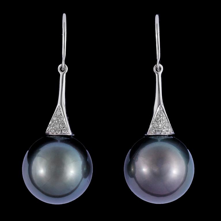 A pair of cultured Tahiti pearl, 13,4 mm, and diamond earings, tot. 0.16 cts.