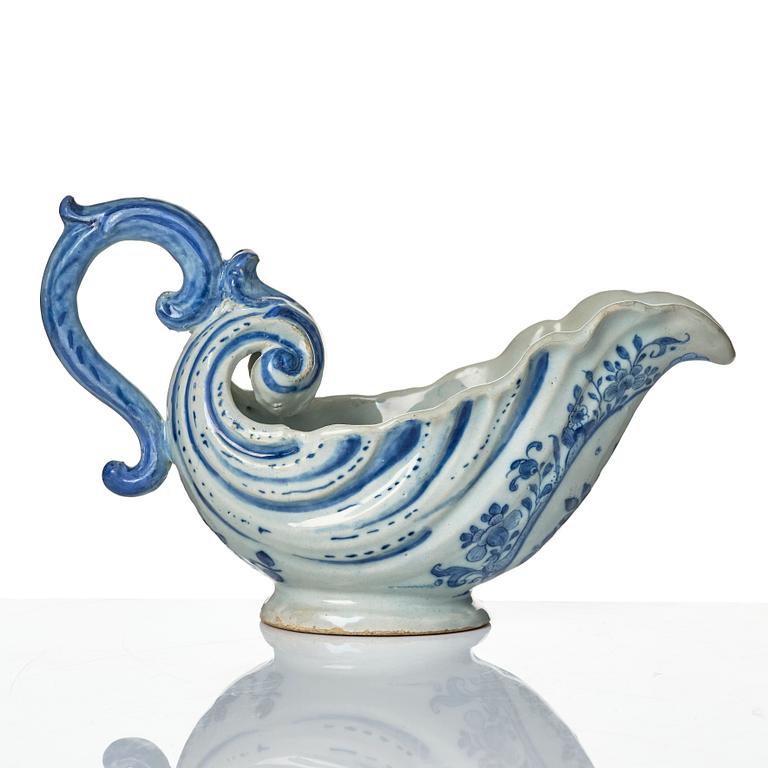 A Dutch faience saucer, 18th century.