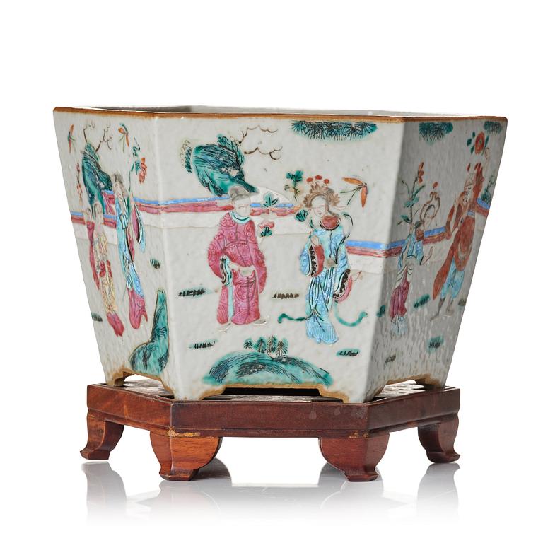 A large famille rose flower pot, Qing dynasty, 19th Century.