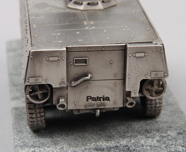 MODELLER, 2 st, plast och metall, 1900-tal.