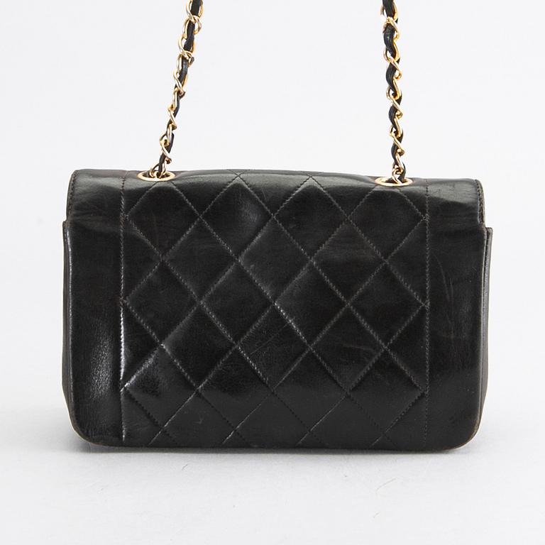 CHANEL, "Diana", axelbandsväska, år 1996-1997.