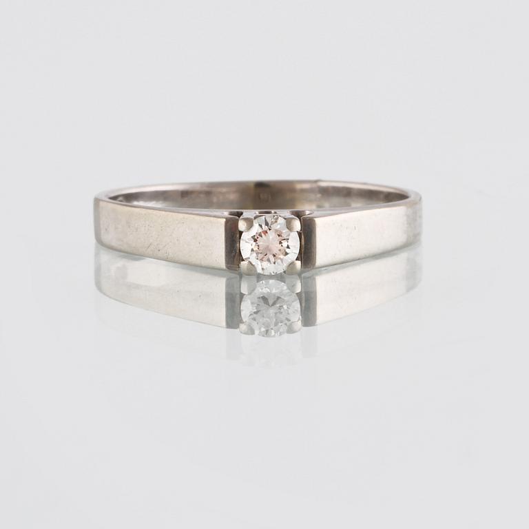 RING, 18K vitguld med briljantsliapad diamant 0.12 ct, Gustav Dahlgren & Co, Malmö, 1969. Vikt 2,7 gram.