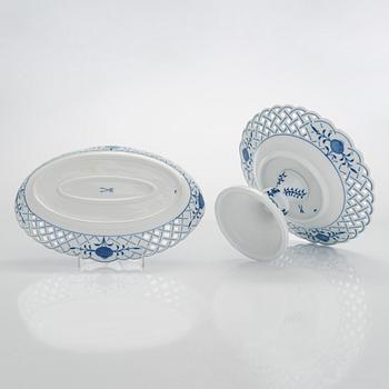 A set of 4 porcelain service pieces, "Onion pattern/Zwiebelmuster", Meissen and Teichert-Werke in Meissen, Germany.