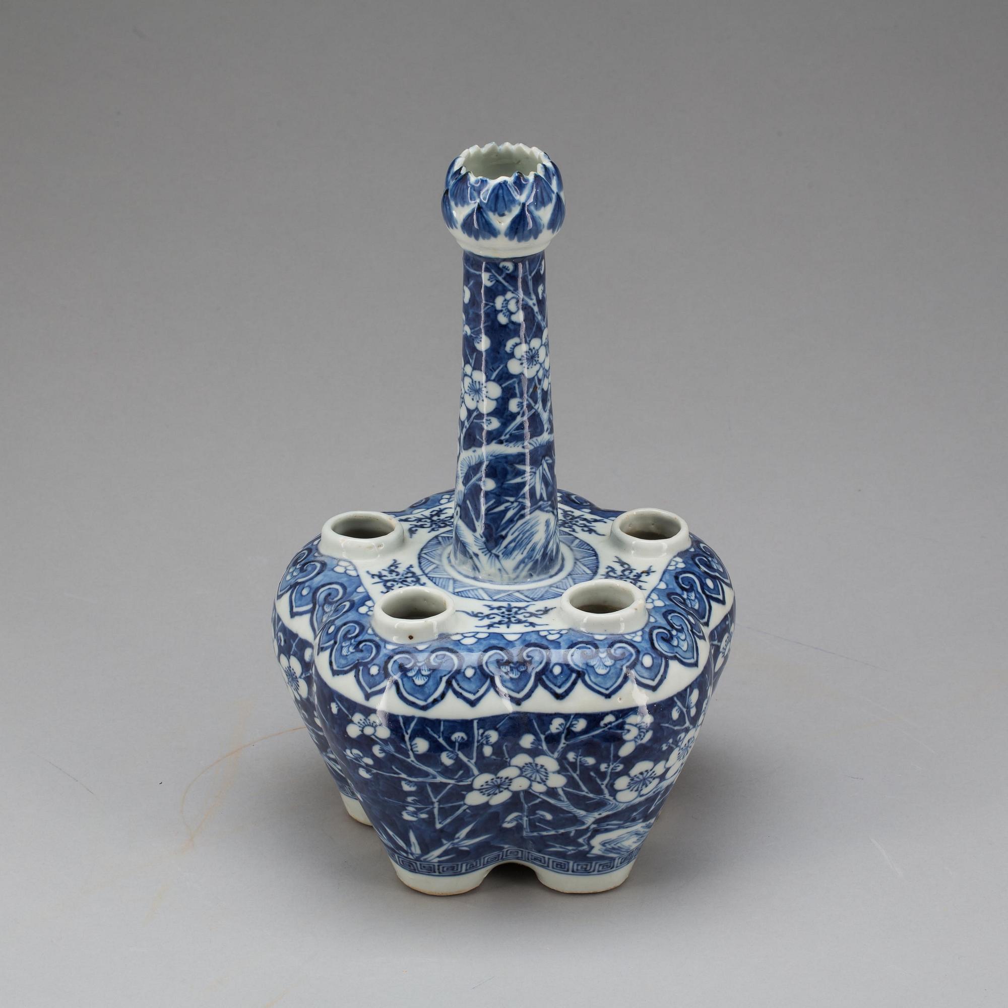 TULPANVAS, porslin, Kina, sen Qing. 1800-tal.