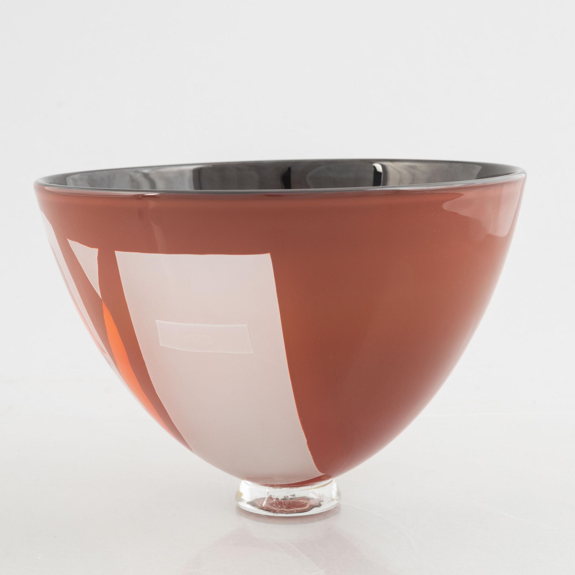 Klas-Göran Tinbäck, a glass bowl, made in his own studio in 1985.