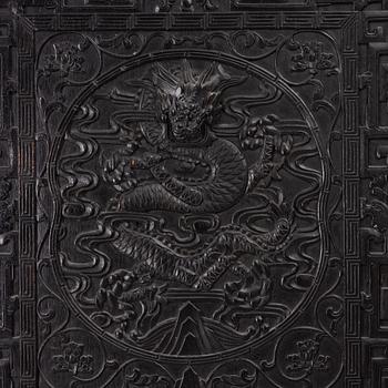 Väggpanel / dörrframstycke, skuret trä och mässing, Kina, Qingdynastin.